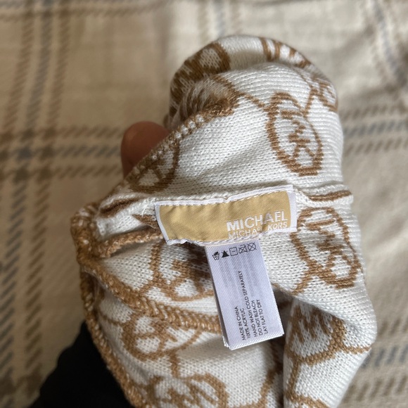 MICHAEL Michael Kors Monogram Beanie - Picture 4 of 4